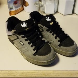 Skateboard shoes